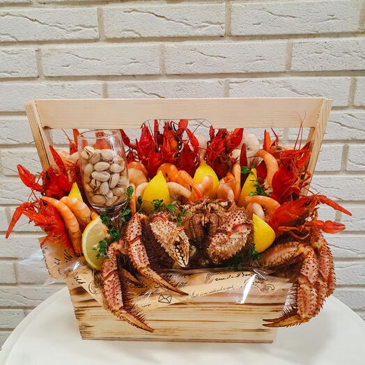 Ящик с крабом, креветками, раками и фисташками