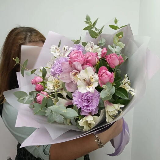 Авторский букет альстромерия, роза пионовидная кустовая, орхидея, диантус, эвкалипт