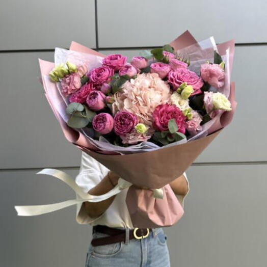 Авторский букет из гортензии , кустовых роз Мисти Баблс и эустом 💐