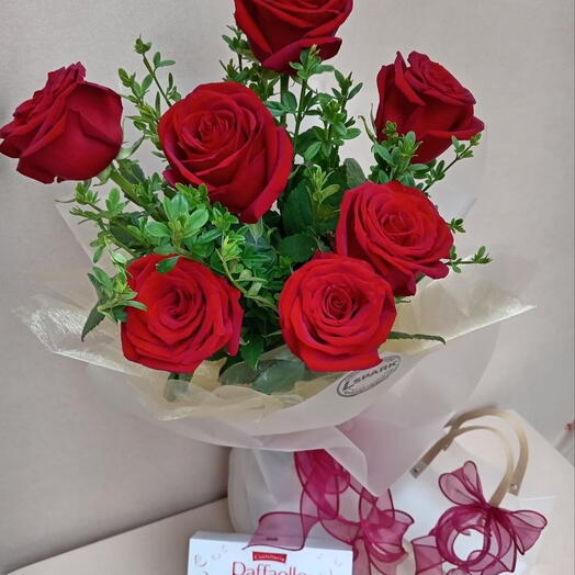Excuisite and romantic gift 7 Holland roses with Raffaello