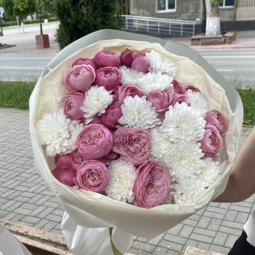 Букет с розами и хризантемой
