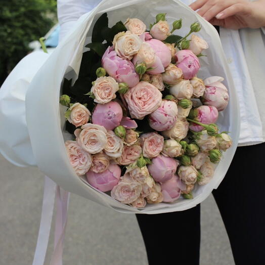 Пионы и кустовая Роза💕