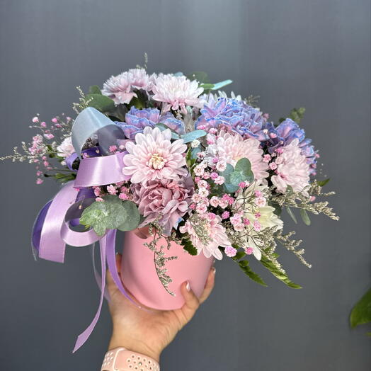 Нежная цветочная композиция в шляпной коробке 🌸