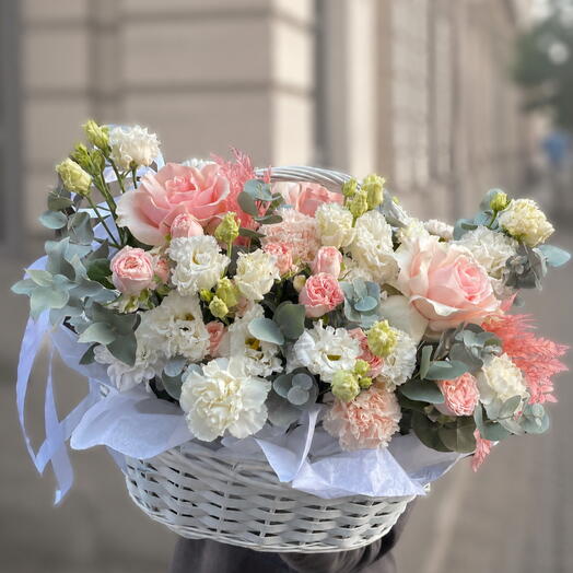 Авторская корзина "Клубничная меренга"
