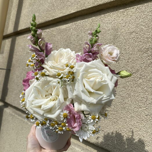 Композиция из 3 белых роз Мондиаль , антирринума , кустовой хризантемы , лизиантуса и матрикалии