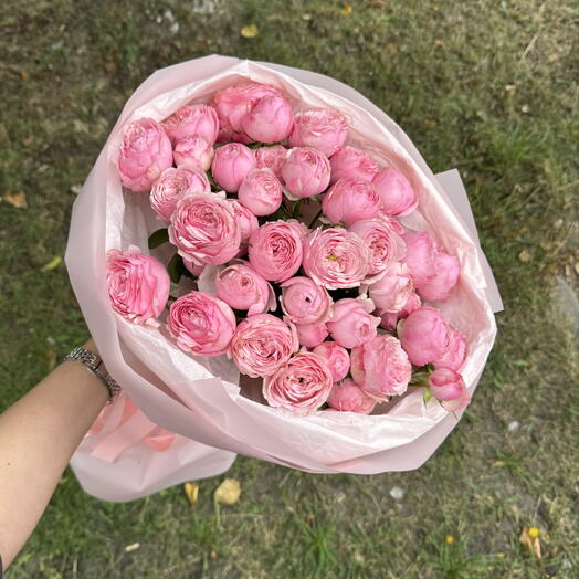 Нежный розовый букет пионовидных кустовых роз