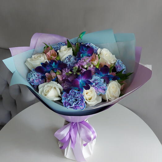 Аметист 💜 Букет с космическими орхидеями, белыми розами, диантусами