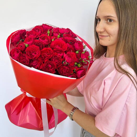 Яркий букет из красных кустовых роз ️🔥