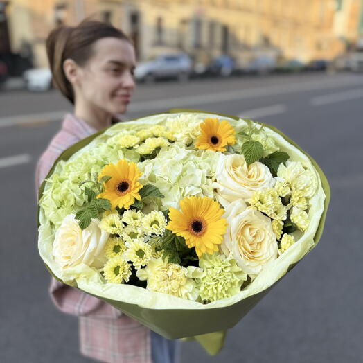Букет с розами,гортензиями и гермини