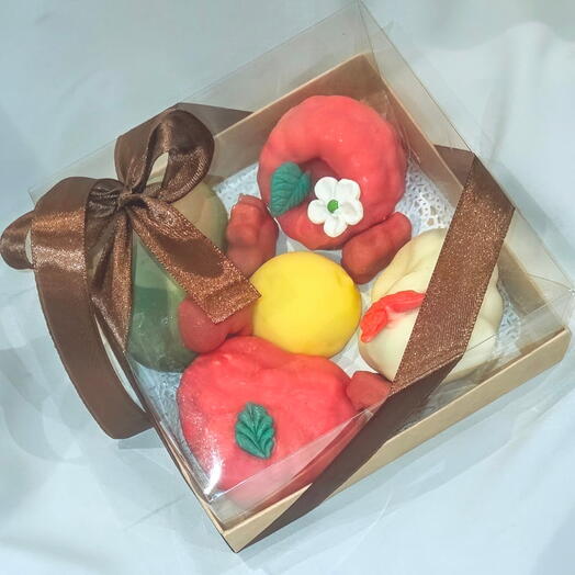 Корпусные пирожные с декором