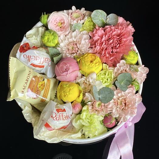 Композиция с цветами и сладким десертом🌸