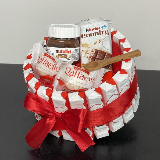 Сладкий торт Kinder с нутеллой и ложечкой