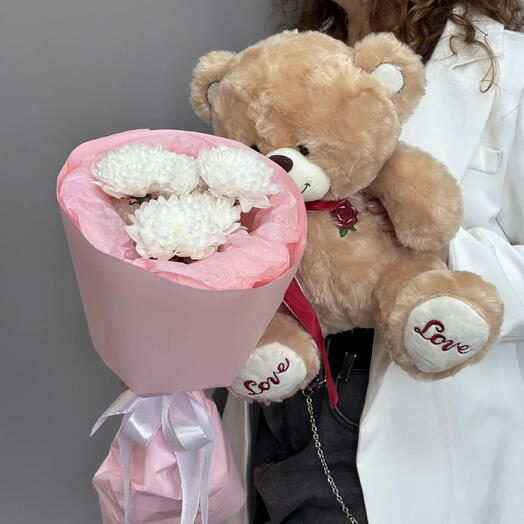 Букет из белой хризантемы и мягкой игрушки