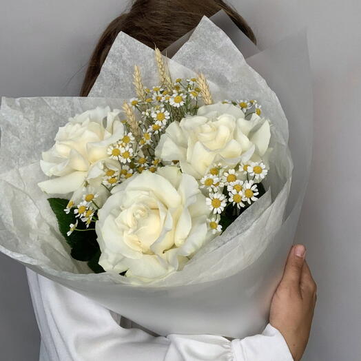 Букет с белой розой и матрикарией на 1 сентября