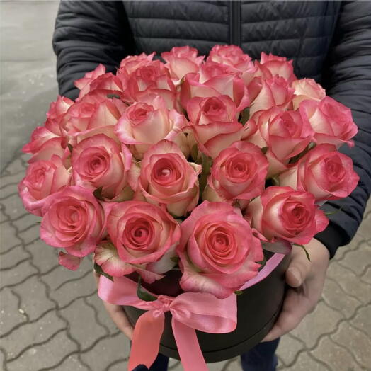 25 бело -розовых роз Джумилия в коробке