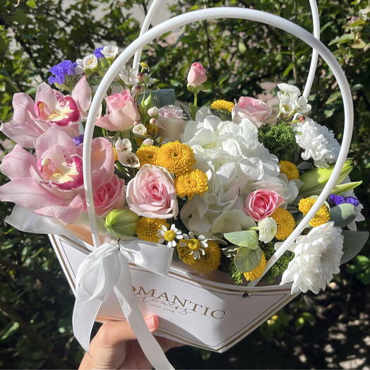 Летний композиция из Гортензия, орхидея,  Роза  кустовая , Сантин,  статица