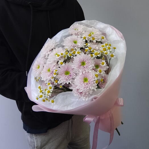 Букет из сортовых кустовых хризантем Коммандер Пинк и ромашек (матрикарий) в розовом оформлении