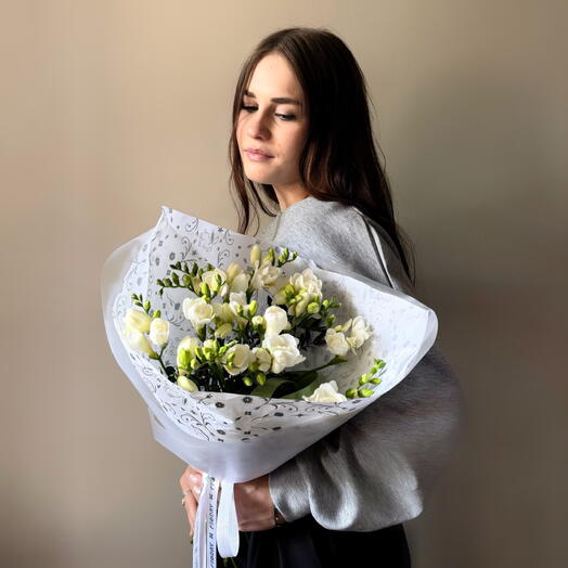 Букет ароматных белых фрезий