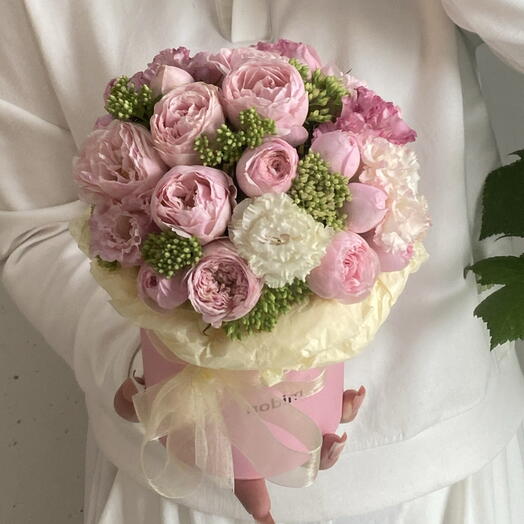 Композиция в коробке нежная с пионовидными кустовыми розами, лизиантусом 🌸