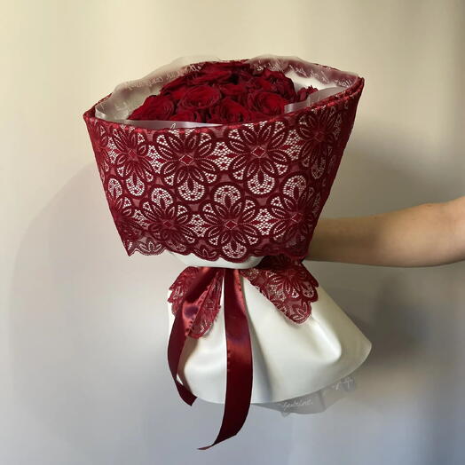 Трендовый букет "Crimson Lace"