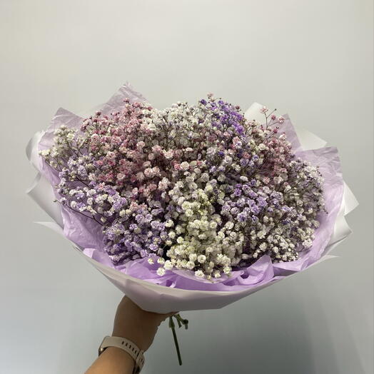Нежный букет из белой, розовой и сиреневой гипсофилы