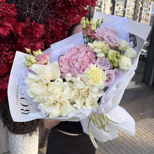 Букет с белой ажурной розой и розовой гортензией 🌸
