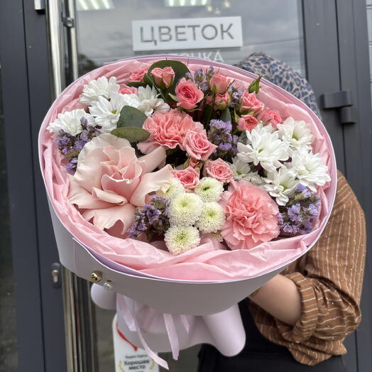 Нежный букет из кустовых роз и хризантем в мягкой упаковке