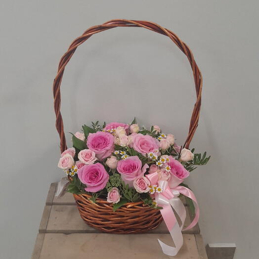 Праздничная корзина с розами