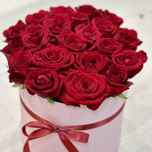 Композиция из 19 алых роз