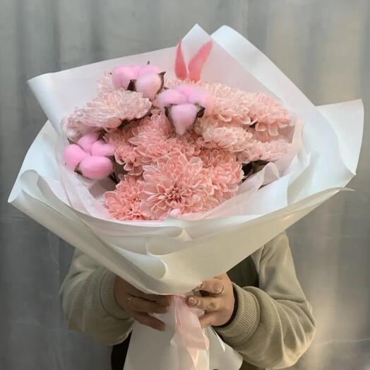 Букет с хризантемами хлопком и лагурусом