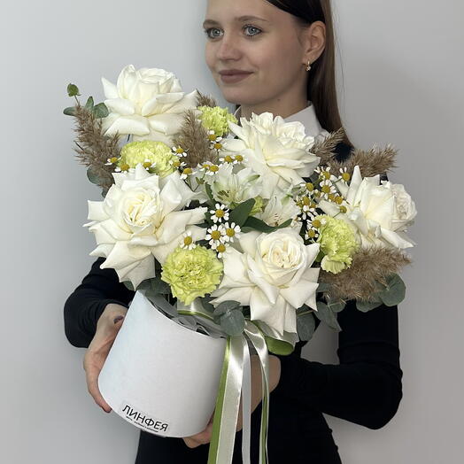 Авторская композиция с белыми французскими розами, альстромерией, гвоздиками, танацетумом и эвкалипто