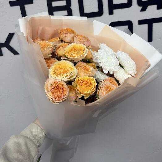 Букет из кустовой розы и хризантемы