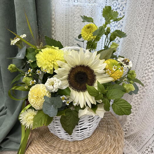 Корзина с подсолнухом