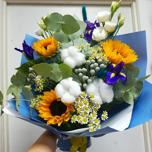 Букет с подсолнухами (гелиантусами) и брунией