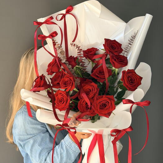Эффектный букет красных роз с бантиками 🎀♥️