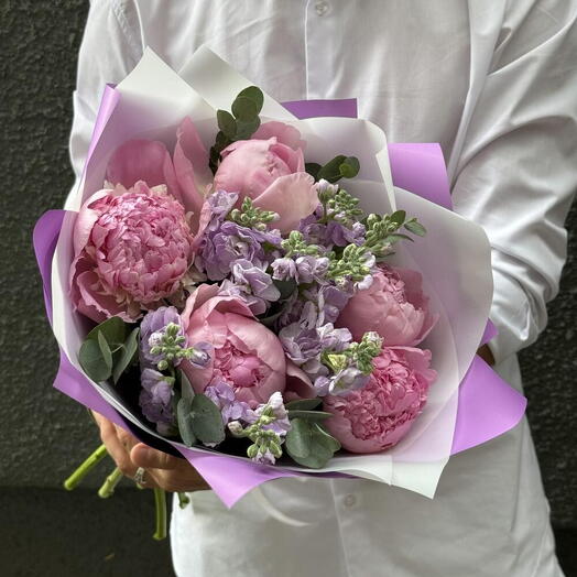 Букет из маттиолы и пионов💕