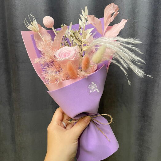 Сиреневый букетик из сухоцветов 💜 . Роза, лимониум, рускус, лагурус