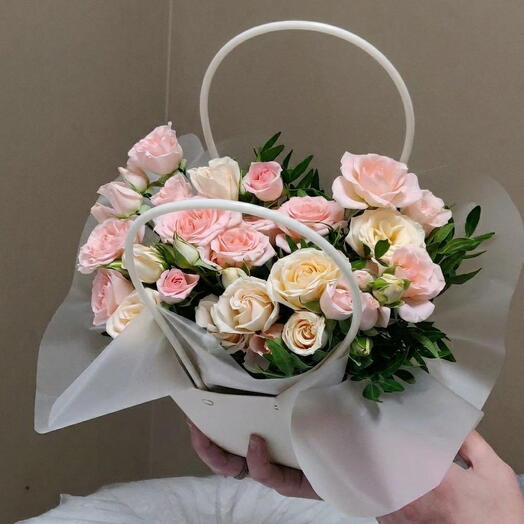 Кустовые розы в сумочке