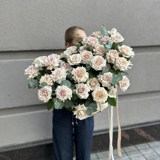 Корзина из 51 розы с эвкалиптом