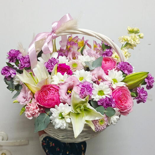 Корзина с ароматными цветами