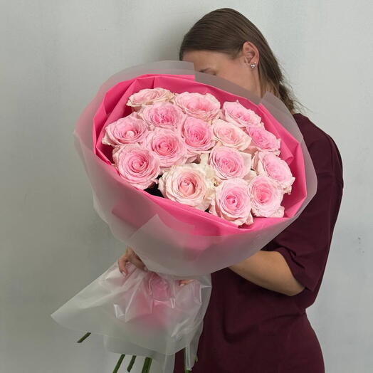 15 розовых роз