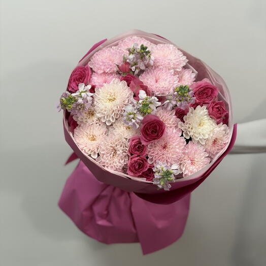 Сборный букет с хризантемой, кустовой розой и маттиолой