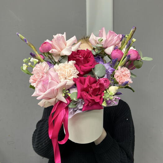 Композиция в шляпной коробке с французскими розами и гладиолусами 💜