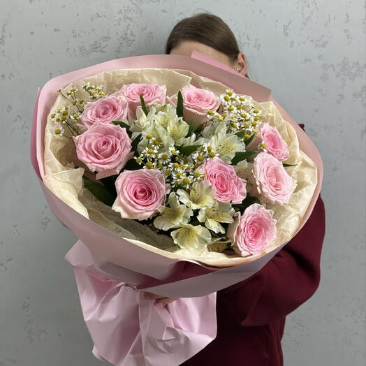 Розы, альстромерии и ромашки букет