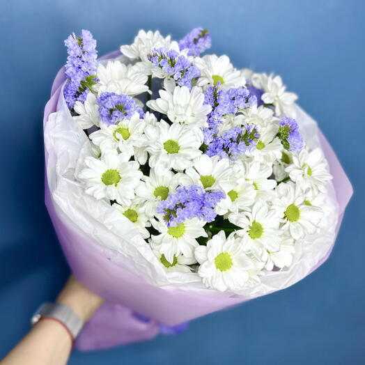 Букет из кустовых Ромашек с фиолетовой статицей