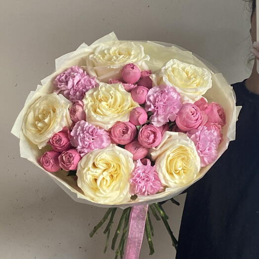 Букет с пионовидной кустовой розой, розой Кэндл Лайт и Диантусами 🌸 Размер M