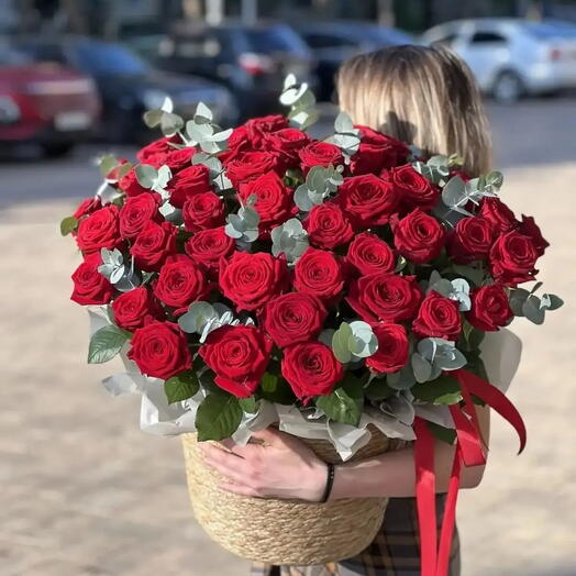 55 роз в плетеном лукошке с эвкалиптом