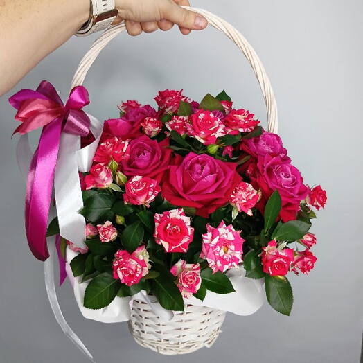 Композиция из роз  в корзине