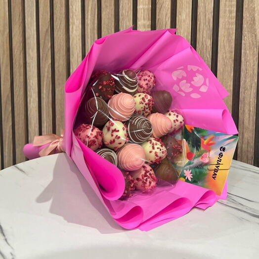 Букет из клубники в шоколаде 19 ягод pink