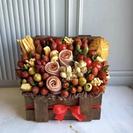 Подарочный набор с богатым ассортиментом мясных деликатесов, колбас и закусок в стильном деревянном ящике